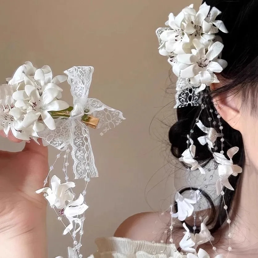 Women Fashion Photoshoot - Élégante pince à cheveux florale blanche